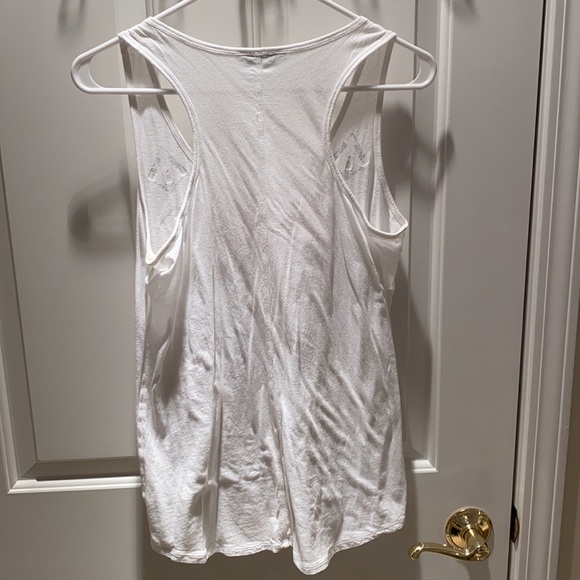 medium cabai white tank with color and pretty pattern on the front - Picture 2 of 2